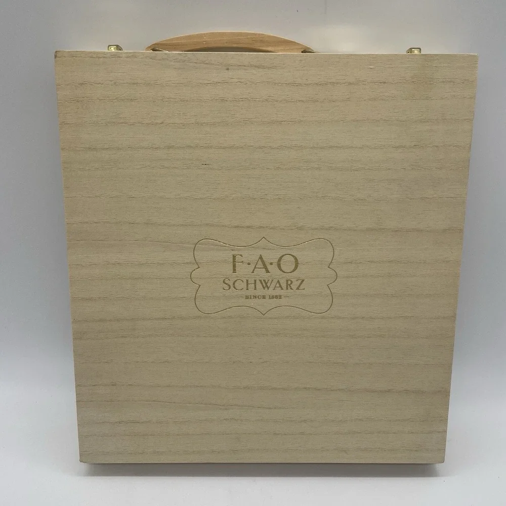 FAO Schwarz Fashion Designer Art Activity Set 15‎ Design Plates with Wood Case